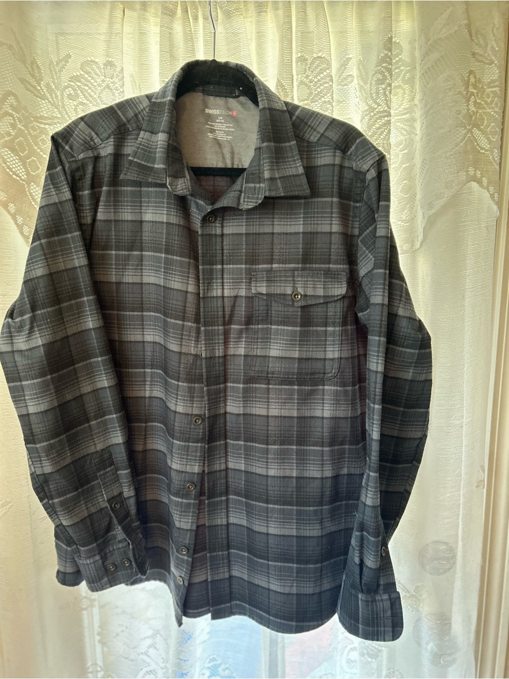 Swiss Tech Men's Gray black Plaid Lightweight button down large 42/44 shirt NWOT